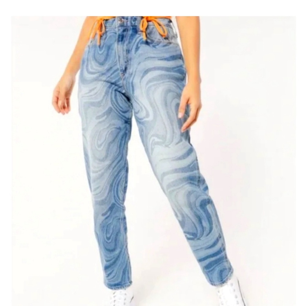 Hollister Curvy High-Rise Mom Jeans with Swirl Pattern